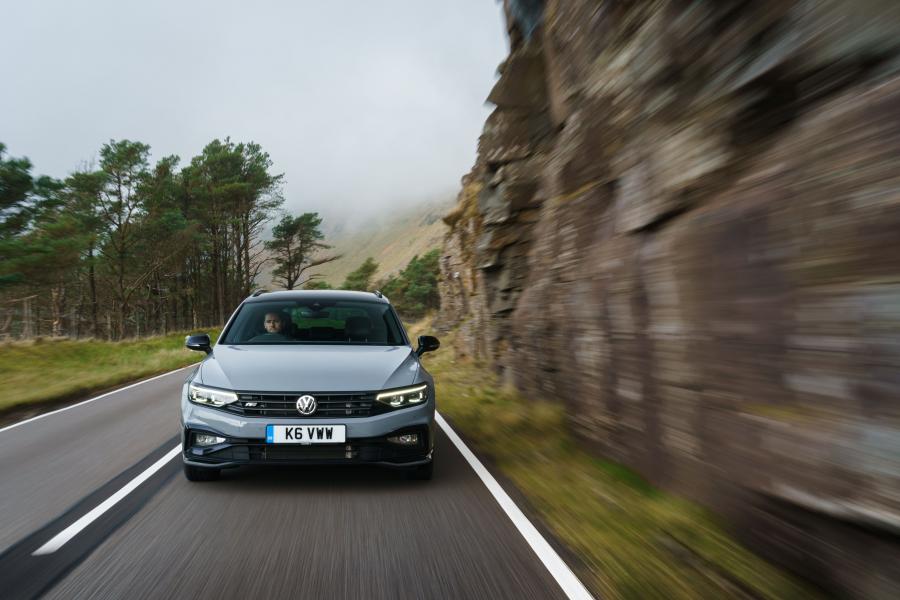  Volkswagen Passat Estate R-Line Edition (B8) 2019 года  (UK) (фото 25 из 31)